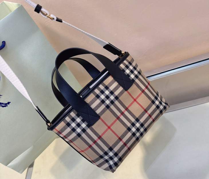 Picture of Burberry Handbags _SKUfw212412537fw